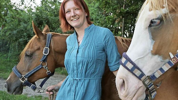 Veronika Sipple aus Heroldsbach verfolgt bei der Arbeit mit Pferden einen ganzheitlichen Ansatz.  Foto: Barbara Herbst