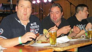 "Dicke Backen" beim Bratwurstwettessen am Tanzabend der Fleisch- und Wurstfreunde Heubach am Freitag in der Städtischen Turnhalle Ebern.  Foto: Herbert Pfeufer