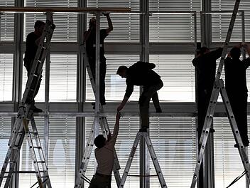 Für mehrere rumänische Bauaebeiter soll ein Handwerker Sozialabgaben hintgerzogen haben. Das Verfahren wurde eingestellt. Foto: Archiv