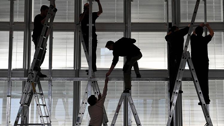 Für mehrere rumänische Bauaebeiter soll ein Handwerker Sozialabgaben hintgerzogen haben. Das Verfahren wurde eingestellt. Foto: Archiv