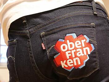 Bei den Image-Clips von Oberfranken Offensiv ist das Logo ein verbindendes Element: Hier beim Filmclip über das Buttenheimer Jeans-Museum. Foto: Barbara Herbst