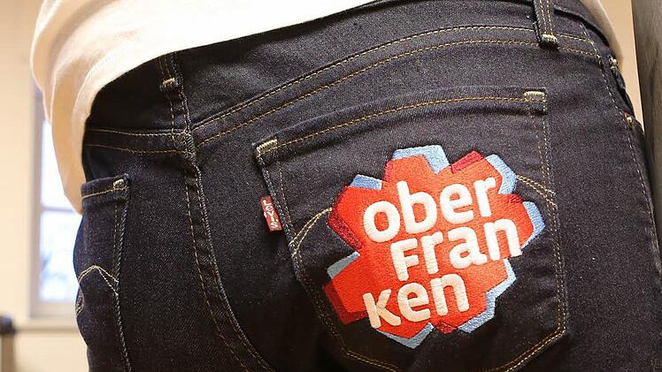 Bei den Image-Clips von Oberfranken Offensiv ist das Logo ein verbindendes Element: Hier beim Filmclip über das Buttenheimer Jeans-Museum. Foto: Barbara Herbst
