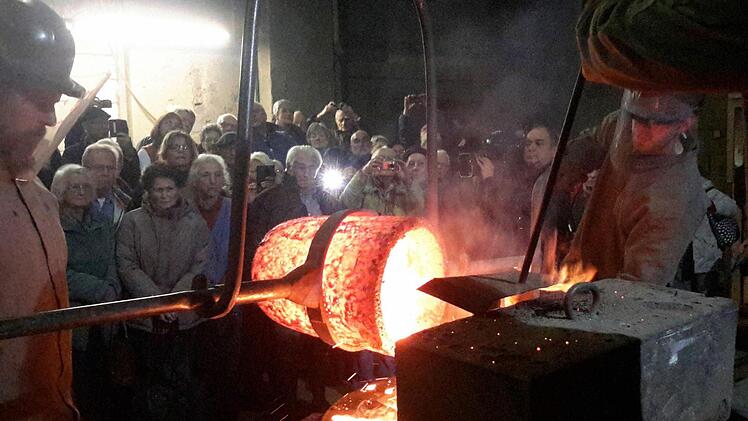 Hautnah konnten die Bad Brückenauer den Guss ihrer neuen Glocken für die Friedenskirche und das Gotteshaus in Eckarts verfolgen. Sie waren fasziniert von der Konzentration und Gelassenheit, die die Glockengießer bei ihrer schwierigen Arbeit an den Tag legen. Foto: Rolf Pralle