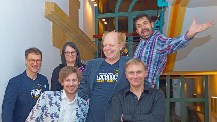 Die Kanzlei Witthüser & Dr. Schwarz hatte zur fünften Eltmanner Lachnacht eingeladen. Die Comedians waren wunderbar (von rechts): Helmuth Steierwald, Thomas Nicholai, Atze Bauer, Daniel Helfrich sowie von der Kanzlei (hinten Heike Weller und Jens Witthüser (links).Johannes Michel