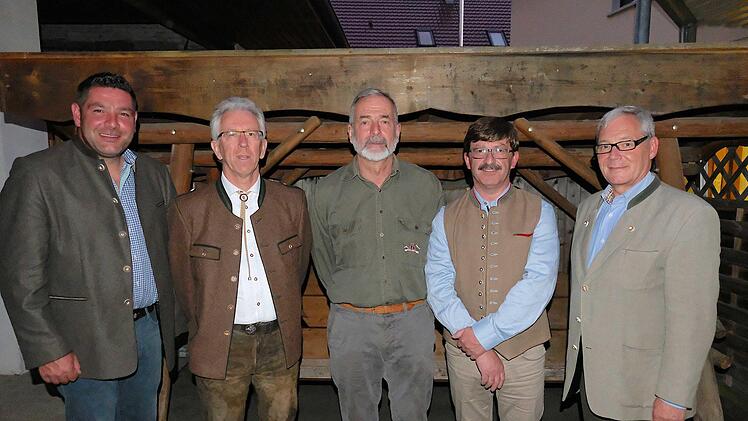 Der Vorstand der BJV-Kreisgruppe Hammelburg (v. l.): Vorsitzender Daniel Lohfink, neuer Stellvertreter Helmut Keller, Schriftführer Manfred Orthober und Schatzmeister Klaus-Peter Kolb. Die Wahl leitete Enno Piening, Vizepräsident des Landesjagdverbandes Bayern. Foto: Gerd Schaar