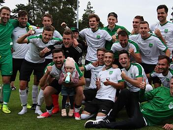 Die pure Freude nach dem Schlusspfiff: Der TSV Neunkirchen steigt durch das 5:2 gegen Heßdorf in die Bezirksliga auf. Uwe Kellner