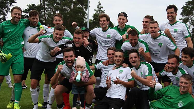 Die pure Freude nach dem Schlusspfiff: Der TSV Neunkirchen steigt durch das 5:2 gegen Heßdorf in die Bezirksliga auf. Uwe Kellner
