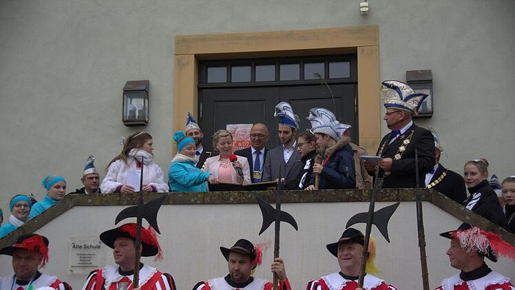 Sophia Gromhaus (Hafenpreppach) und Marcel Meixner (Oberelldorf) regieren als Sophia I und Marcel III. in dieser Session die Seßlacher Narren. Am gestrigen Sonntag übernahmen sie symbolisch den Rathausschlüssel aus der Hand des kommissarischen Bürgermeisters Wolfgang Pfister (Bildmitte zwischen ihnen). Und bestanden auch gleich mit ihrer Rede die erste Feuertaufe. Ein Kinderprinzenpaar sucht Faschingspräsident Jens-Peter Scholz (oben rechts) noch. Wegen der Rathaussanierung die "Machtübernahm...