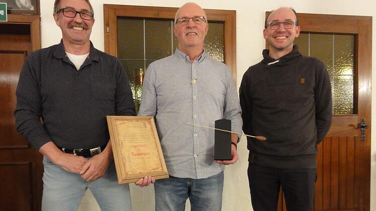 Vorsitzender Kurt Müller (links) ernannte zusammen mit seinem Vize Sascha Pfrang (rechts) Jürgen Kröckel zum Ehrenmitglied und Ehrendirigenten der Poppenrother Musikanten.  Foto: Wolfgang Wimmel