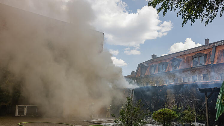Starke Rauchentwicklung beim Brand einer Lagerhalle in Fürth