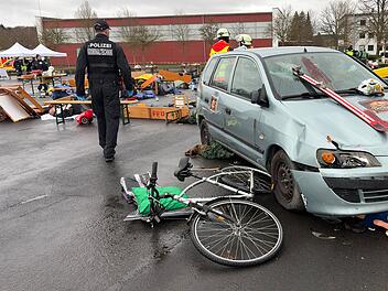 160 Einsatzkr&auml;fte proben den Ernstfall: Auto rast in Menschenmenge bei fiktivem Anschlag