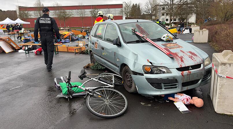 160 Einsatzkr&auml;fte proben den Ernstfall: Auto rast in Menschenmenge bei fiktivem Anschlag