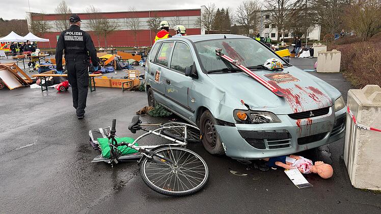 160 Einsatzkr&auml;fte proben den Ernstfall: Auto rast in Menschenmenge bei fiktivem Anschlag