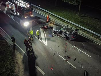 Schwerer Unfall auf Bundesstra&szlig;e: Motorradfahrer stirbt nach schwerem Zusammensto&szlig;
