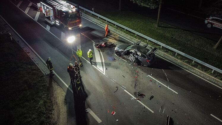 Schwerer Unfall auf Bundesstra&szlig;e: Motorradfahrer stirbt nach schwerem Zusammensto&szlig;