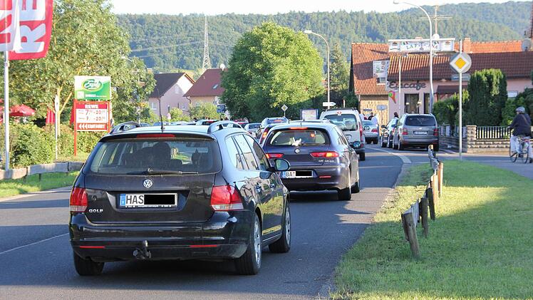 Autoschlangen an der B26-Kreuzung und in den Ort hinein: Die Gäste wollen nach Sand an den Altmain!