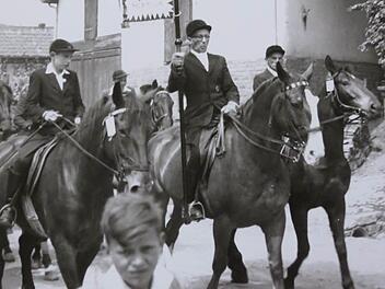 Der Kreuzritt um 1955: (von links) Dieter Hesselbach, Adolf Albert und Franz Keller auf dem Ritt zur Kreuzkapelle in Sulzthal. Am Sonntag ist es wieder soweit. Fotos: Bruno Vierheilig/ Repro Doris Bauer