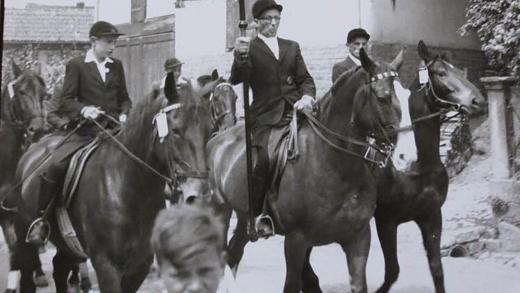 Der Kreuzritt um 1955: (von links) Dieter Hesselbach, Adolf Albert und Franz Keller auf dem Ritt zur Kreuzkapelle in Sulzthal. Am Sonntag ist es wieder soweit. Fotos: Bruno Vierheilig/ Repro Doris Bauer