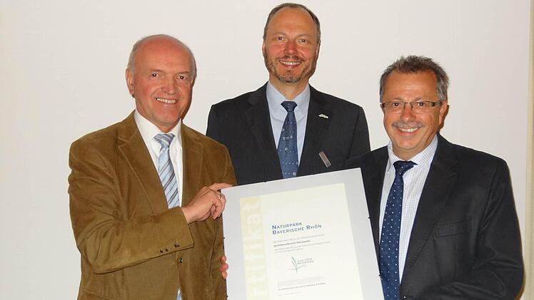 Über die Auszeichnung "Qualitätsnaturpark" freuen sich: Landrat Thomas Habermann, Geschäftsführer Klaus Spitzl und der stellvertretende Landrat von Bad Kissingen Emil Müller.  Foto: Eckert