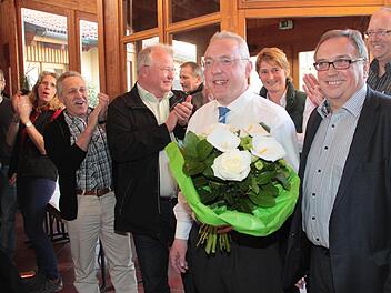 Der neue Neudrossenfelder Bürgermeister ist Harald Hübner (mit Blumen). Vorne rechts Amtsinhaber Dieter Schaar. Foto: Jürgen Gärtner