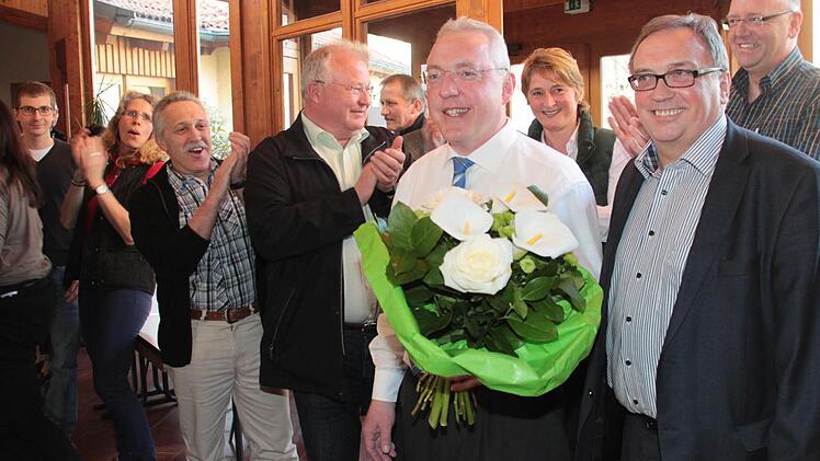 Der neue Neudrossenfelder Bürgermeister ist Harald Hübner (mit Blumen). Vorne rechts Amtsinhaber Dieter Schaar. Foto: Jürgen Gärtner