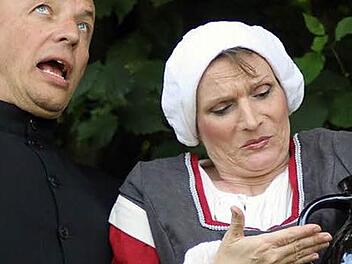 Richter Adam (links) soll aufklären, wer Frau Marthes (rechts) Krug zerbrochen hat.