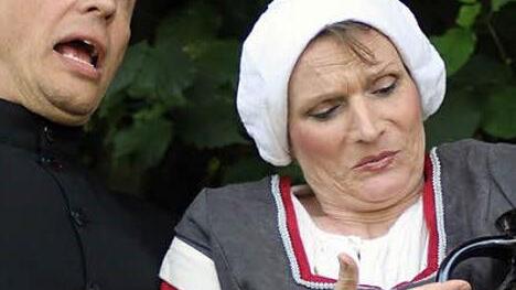 Richter Adam (links) soll aufklären, wer Frau Marthes (rechts) Krug zerbrochen hat.