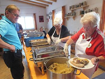 Inge Muggenhöfer und Magda Höfer schaufelten unermüdlich Kesselfleisch und Sauerkraut auf die Teller. Foto: Manfred Welker