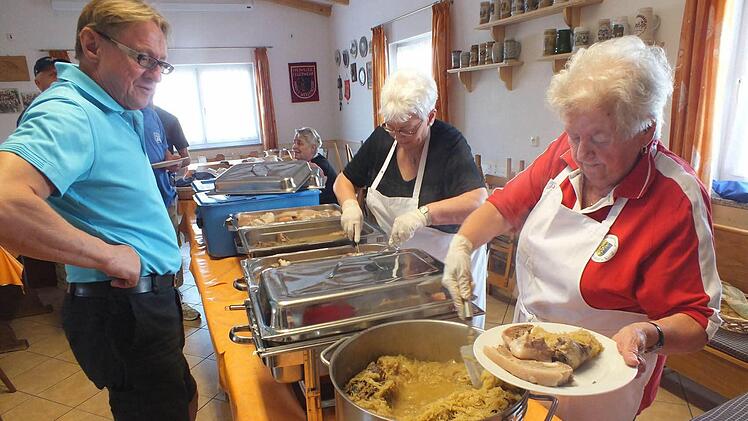 Inge Muggenhöfer und Magda Höfer schaufelten unermüdlich Kesselfleisch und Sauerkraut auf die Teller. Foto: Manfred Welker