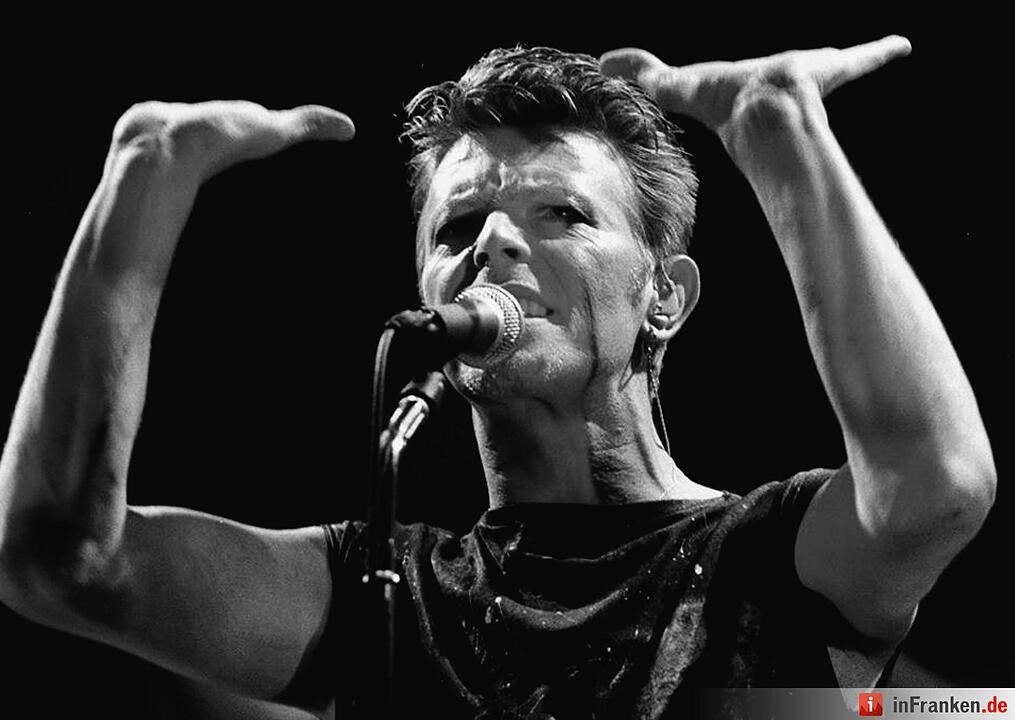 Der amerikanische Rockmusiker David Bowie während seines Konzertes 1983 in der Frankfurter Festhalle.Foto: Katja Lenz/dpa