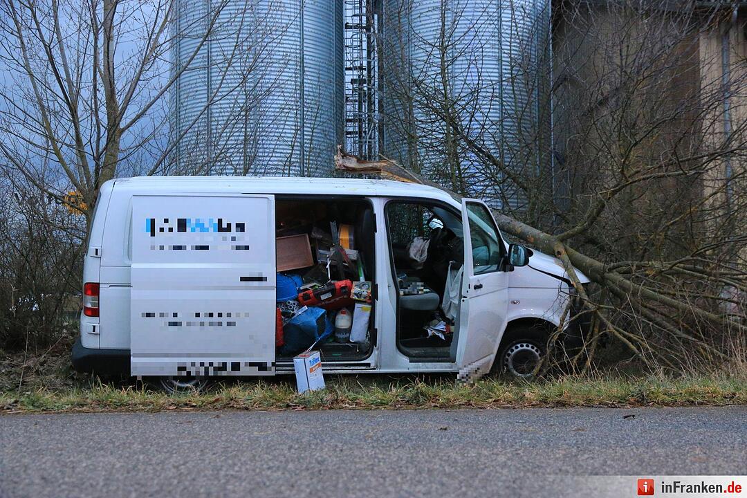 B279: Kleintransporter prallt gegen Baum