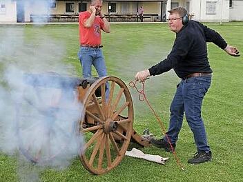 Kanonier Josef Schuberth zündet die Salutkanone.  Foto: Mathias Erlwein