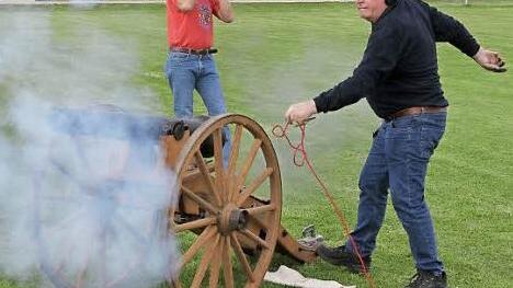 Kanonier Josef Schuberth zündet die Salutkanone.  Foto: Mathias Erlwein