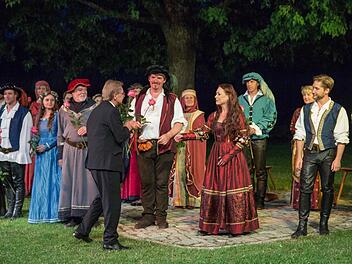 Eine Rose für den Start der Rosenberg Festspiele. Bürgermeister Wolfgang Beiergrößlein lobt die Arbeit der Regisseurin und bedankt sich bei allen Beteiligten.  Foto: Mariell Dörrschmidt