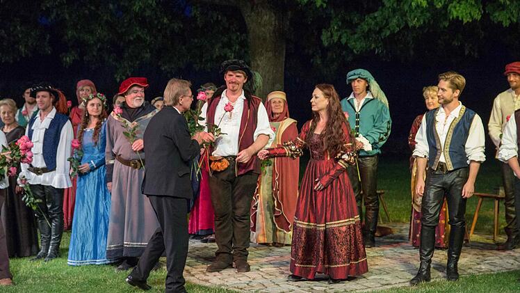 Eine Rose für den Start der Rosenberg Festspiele. Bürgermeister Wolfgang Beiergrößlein lobt die Arbeit der Regisseurin und bedankt sich bei allen Beteiligten.  Foto: Mariell Dörrschmidt