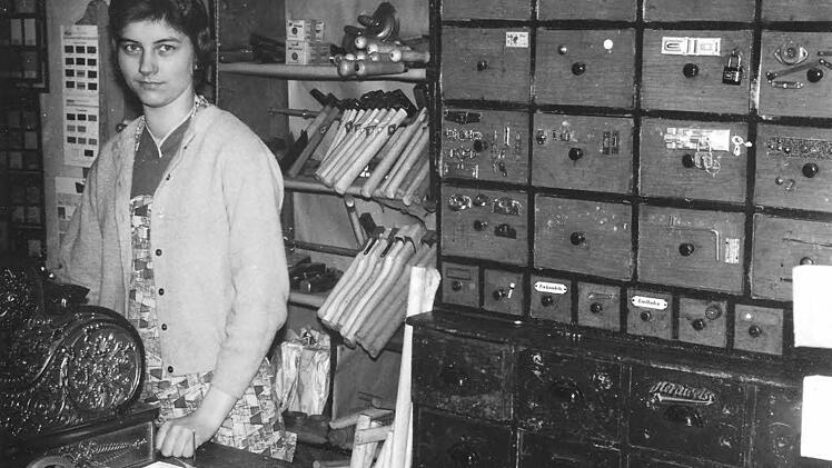 Hedwig Reuscher 1956 an der alten Registrierkasse.Foto: Eisen Krais