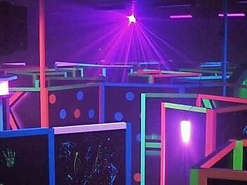 Viele Versteckmöglichkeiten, bunte Laser und Nebel, wenn es los geht: So sieht die "Area50Fun" in Haßfurt von innen aus.  Foto: Area50Fun GmbH