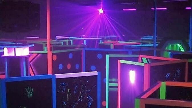 Viele Versteckmöglichkeiten, bunte Laser und Nebel, wenn es los geht: So sieht die "Area50Fun" in Haßfurt von innen aus.  Foto: Area50Fun GmbH