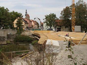 Der Neubau der Aischbrücke in Höchstadt zieht sich hin.  Foto: Christian Bauriedel