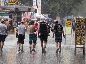 Regen am Sonntag bei Rock im Park. Foto: Daniel Karmann, dpa