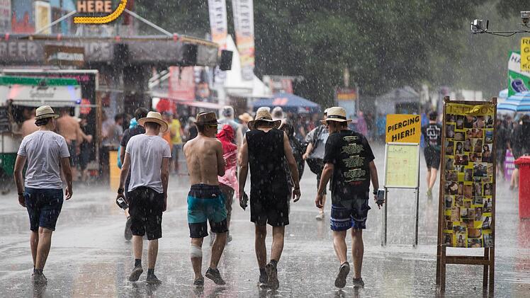 Regen am Sonntag bei Rock im Park. Foto: Daniel Karmann, dpa