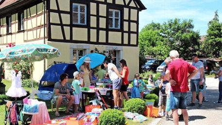 Der Flohmarkt lockte in den Adelsdorfer Schlossgarten.