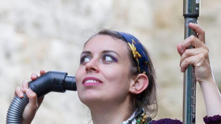 Dapsula von Zabelthau telefoniert mit dem Universum Foto: Michael Binmder