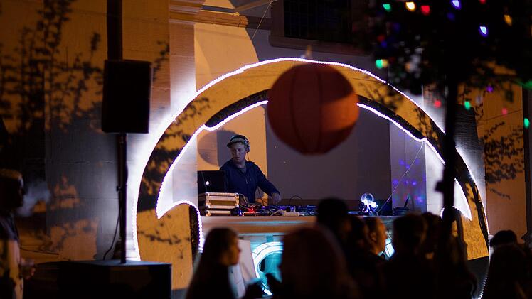 Elektronische Tanzmusik mit chilligen Sounds und sanften Bässen bilden den Rahmen für eine laue Sommernacht. Benni Knüttel