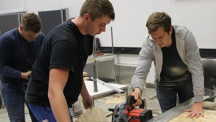 Einige Studierende haben gerade mal Praktika am Bau hinter sich, Sven Bergmann (rechts) ist immerhin Zimmerer-Meister.