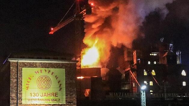 Meterhohe Flammen schlugen aus dem Dachstuhl der Malzfabrik Weyermann in Bamberg. Foto: News5/Merzbach