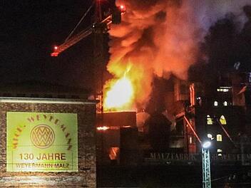 Meterhohe Flammen schlugen aus dem Dachstuhl der Malzfabrik Weyermann in Bamberg. Foto: News5/Merzbach