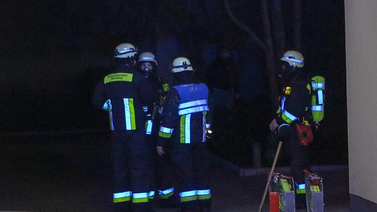Die Nürnberger Feuerwehr rettete am Mittwochabend bei einem Einsatz im Hummelsteiner Weg eine Frau, in deren Haus ein Brand ausgebrochen war. Foto: NEWS5 / Friedrich