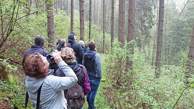Um die diversen Vogelarten zu sehen, benötigt man ein Fernglas wie hier beim Vogelstimmenkurs in Lauenstein. Foto: K.-H. Hofmann