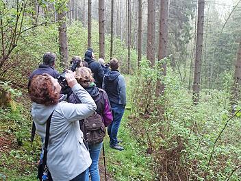 Um die diversen Vogelarten zu sehen, benötigt man ein Fernglas wie hier beim Vogelstimmenkurs in Lauenstein. Foto: K.-H. Hofmann